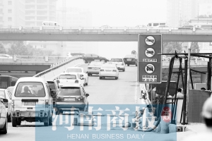 紫荊山立交橋上橋口，已經(jīng)有非綠標(biāo)車禁止通行的標(biāo)志 王春勝/攝