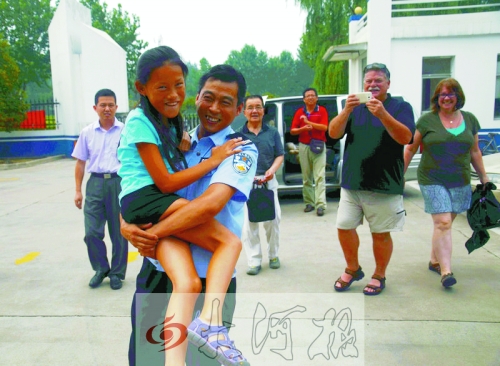 黨心松一行人剛下車，楊衛(wèi)軍就一把抱起了她，流露出幸福的笑容，不遠處史蒂夫拍照銘記這一刻。