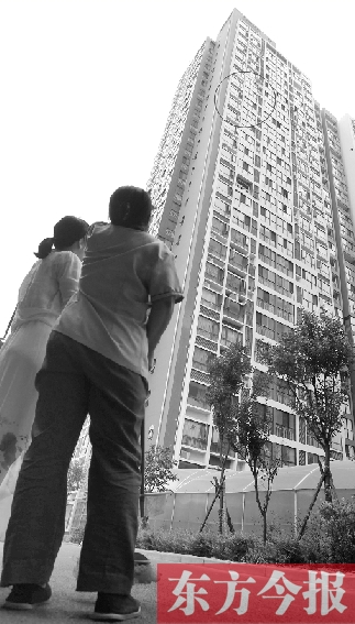 鄭州一小男孩被獨(dú)自撇家 19樓高層喊“救命” 鄭州一小男孩被獨(dú)自撇家 19樓高層喊“救命”