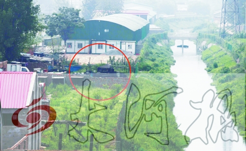 　彩虹橋西南側(cè)有一個大型地溝油加工窩點，廢水流入旁邊的排水渠。