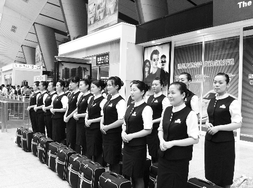 本想著上了學(xué)能安排到高鐵或地鐵單位當(dāng)乘務(wù)員，結(jié)果只是去做安保服務(wù)，許多學(xué)生稱上當(dāng)了