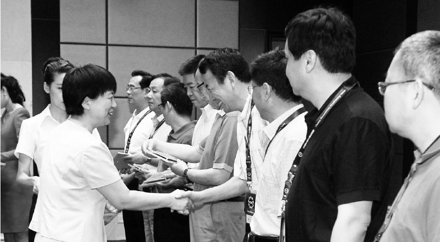 河南省委常委、宣傳部長(zhǎng)趙素萍給中國(guó)紀(jì)錄片播出聯(lián)盟理事臺(tái)發(fā)放牌匾