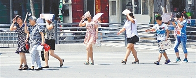  街頭，遮擋陽光是一門“技術(shù)活”。