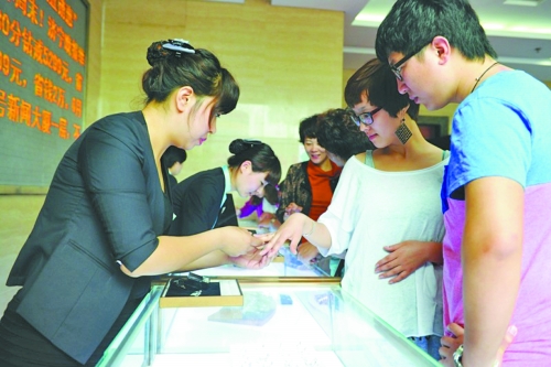 在北上廣等一線城市，鉆戒價(jià)格與國際接軌，價(jià)格不高，引發(fā)市民搶購潮。