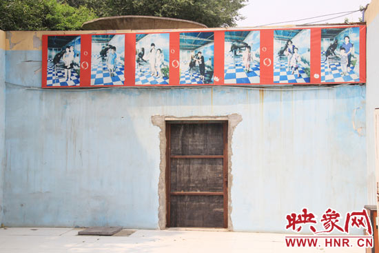 在鄭州市動物園內(nèi)的海獅館內(nèi)，隨處可見游客與動物合影的宣傳畫。