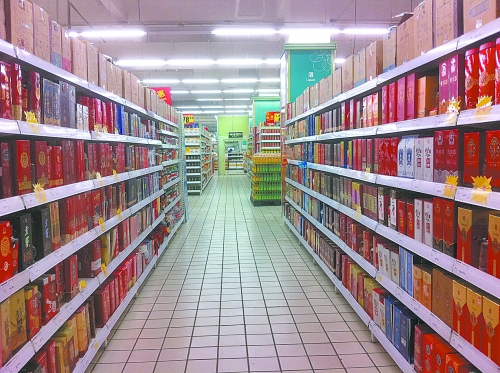 商場(chǎng)里賣的酒，銷售人員稱都是純糧酒，而專家稱，中、低檔酒用酒精和各種添加劑勾兌的情況并不鮮見。