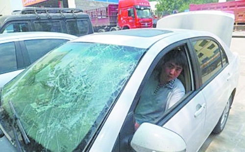 周先生的車擋風玻璃被砸爛（圖片由受訪者提供）