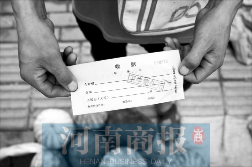 百花路附近的瓜農(nóng)宋師傅交完衛(wèi)生費后收到一張收據(jù)，但沒有收款單位