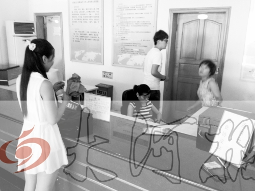 鄭州市人才交流服務(wù)中心二樓大廳，剛畢業(yè)大學(xué)生咨詢政策，工作人員卻在若無其事地玩手機(jī)。