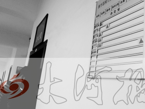 　7月4日上午，西平縣國土局辦公室門口在崗牌子高高掛，但里面空無一人。