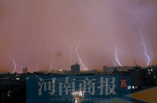 昨天21:30左右，雷電頻頻“光顧”鄭州市區(qū)