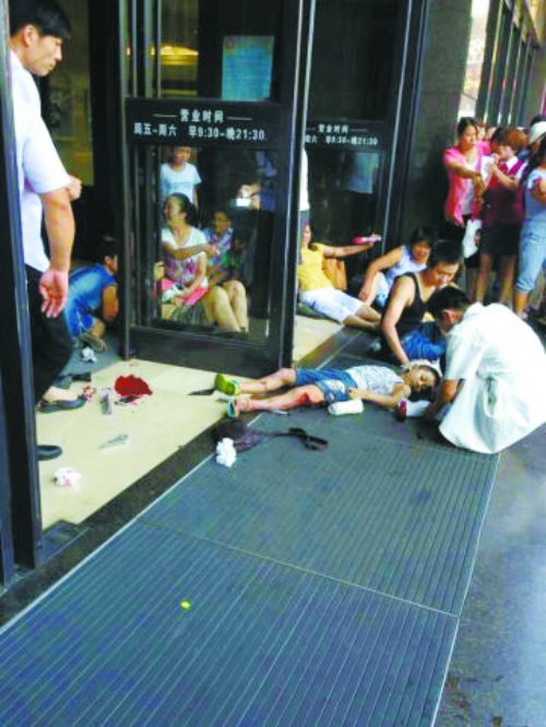 許昌女子無(wú)照駕駛釀慘禍 油門當(dāng)剎車致1死11傷 許昌女子無(wú)照駕駛釀慘禍 油門當(dāng)剎車致1死11傷