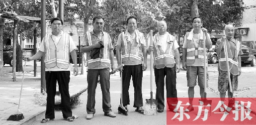 昨天下午6點，6名環(huán)衛(wèi)工人相伴乘坐B1返回27公里外的花園口村。