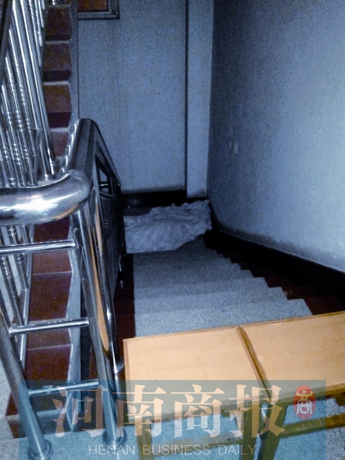 昨晚7點(diǎn)多，女孩的尸體還未移走 見習(xí)記者 姬中貴/攝