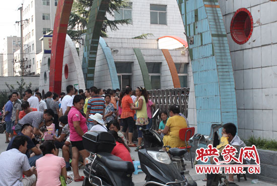 學(xué)校門前家長(zhǎng)們都在焦急等待 學(xué)校門前家長(zhǎng)們都在焦急等待