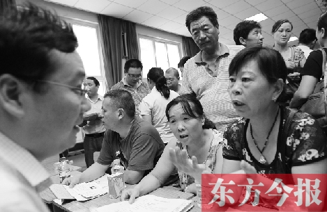 帶著孩子小升初的諸多疑問(wèn)，眾多家長(zhǎng)（右）向教育部門(mén)咨詢