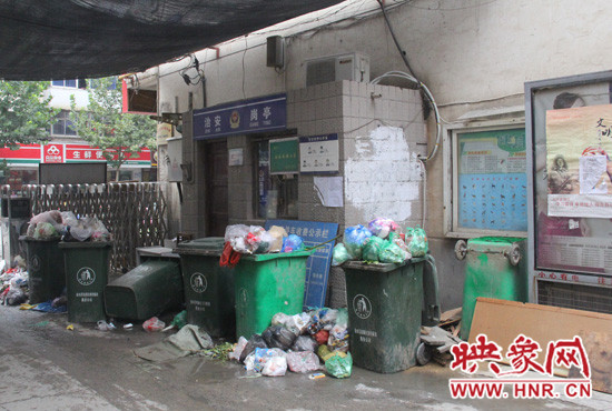 七個裝滿垃圾的大桶已經(jīng)將進出小區(qū)的路堵了一半 七個裝滿垃圾的大桶已經(jīng)將進出小區(qū)的路堵了一半