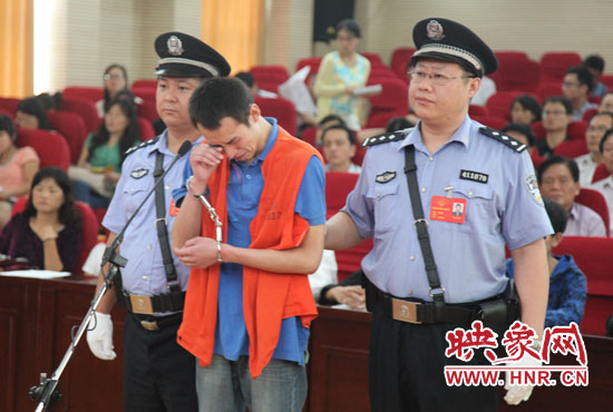 庭審現場，幾度流下淚水的小偉，后悔當初太過沖動。魏海勇-攝