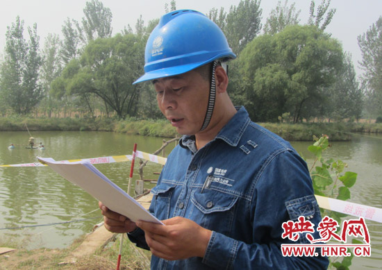 登塔之前，樊建軍在做最后的安全指示