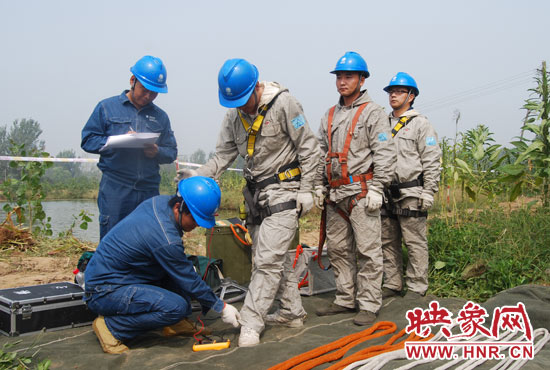 “弟兄們”每次上塔作業(yè)，樊建軍都要認真核對檢查，不容一絲失誤出現(xiàn)。