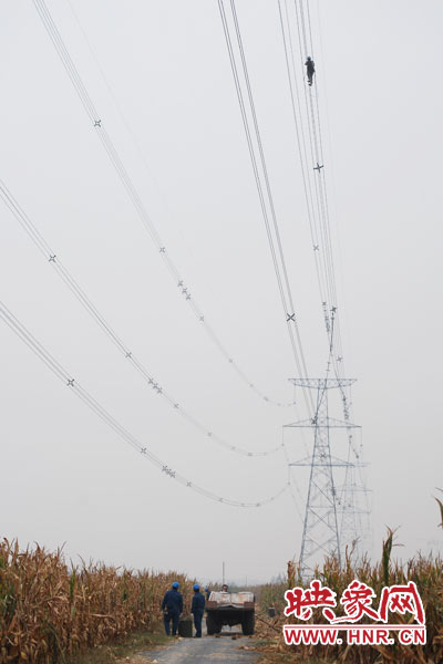 樊建軍自已笑稱，他們更像是一群“高空舞者”。