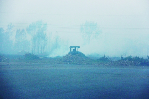 　9月底，南陽市社旗縣一處秸稈焚燒現(xiàn)場。此次督察通報，該縣被罰款9萬元。