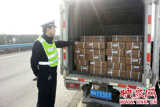 女子開著廂貨車在高速狂奔 竟拉著一噸多爆炸物 女子開著廂貨車在高速狂奔 竟拉著一噸多爆炸物