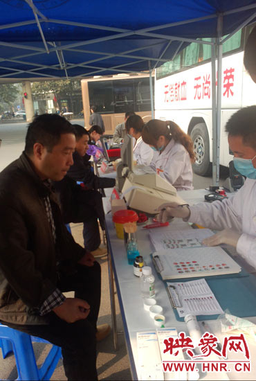 上午10時許，幾位市民在河南省人民會堂門口獻血