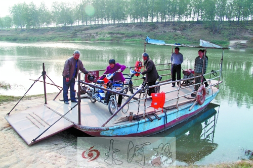 18年來，盛衛(wèi)川堅(jiān)持每日如此，為河兩岸的人擺渡。