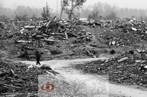 綠城街頭，海量的建筑垃圾令人觸目驚心。