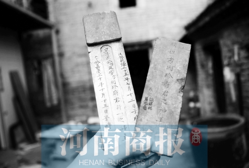 花五松的老宅里，還有祖上留下的牌位