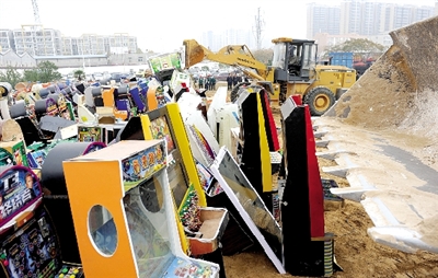 昨日16時(shí)，在鄭州市公安局治安支隊(duì)院內(nèi)，省會(huì)警方集中銷毀了“雷霆”行動(dòng)中查獲的賭博機(jī)等涉賭物品