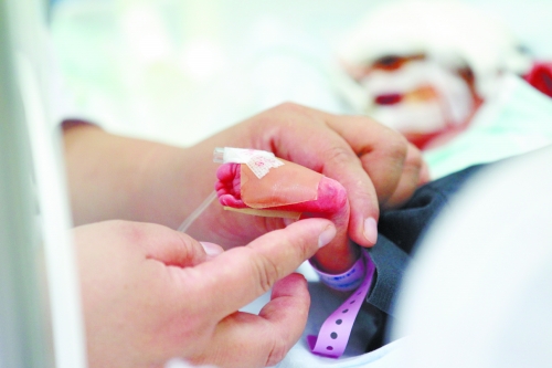 早產(chǎn)兩個(gè)月，孩子的生命之路更需要親人的陪伴。