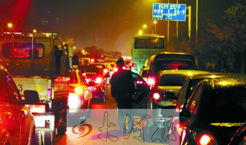 上周五晚上7點(diǎn)多,東風(fēng)東路車輛擁堵,一個(gè)多小時(shí)只能前行100米。