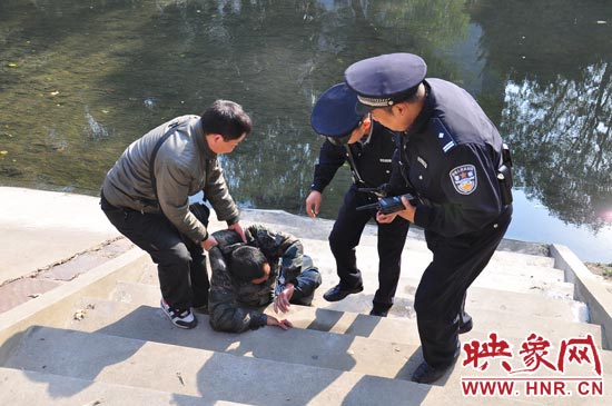 該男子滾入冰冷的金水河，嗆了幾口污水，連滾帶爬從水中出來(lái)，隨后被金水路派出所民警救上岸。