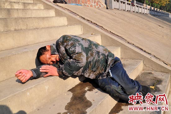 這名男子的衣服以及褲子全濕透了，水從衣褲里流出來(lái)，嘴里散發(fā)著濃烈的酒氣。