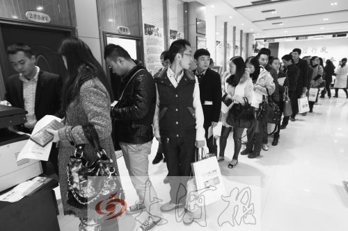 昨天,除復(fù)印材料處有新人排隊(duì)外,金水區(qū)民政局婚姻登記處大廳內(nèi)處未見(jiàn)新人排隊(duì)的火爆場(chǎng)景。