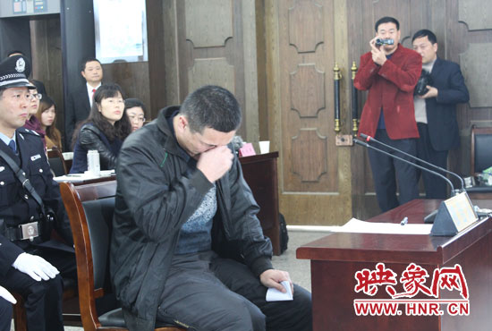 庭審現(xiàn)場(chǎng)，被告人常樹(shù)民哽咽著宣讀手中的悔恨書(shū)。