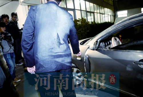 鄭州男子酒后駕車 兩交警被拖行十幾米 鄭州男子酒后駕車 兩交警被拖行十幾米