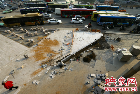 二七廣場站的施工人員正在對(duì)路面進(jìn)行還路工程 二七廣場站的施工人員正在對(duì)路面進(jìn)行還路工程