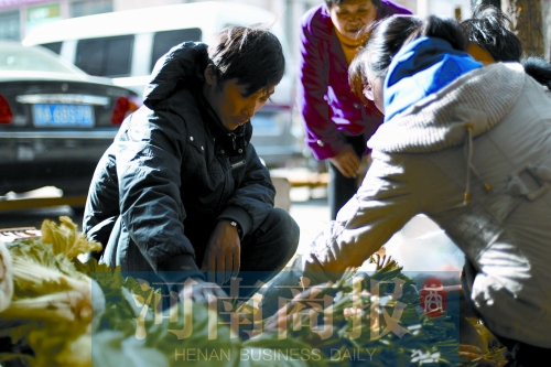 附近的市民得知了他的遭遇，紛紛前來買菜