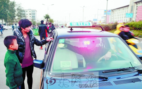 看見有帶小孩的乘客，王師傅都會遞上字條，提醒乘客。