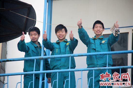 干的好的時(shí)候，他們會(huì)給同伴豎起大拇指