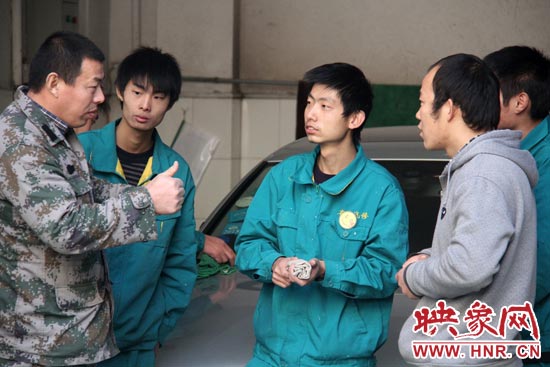 楊冠軍（左）在和兄弟們交流時(shí)，多數(shù)都是用手語