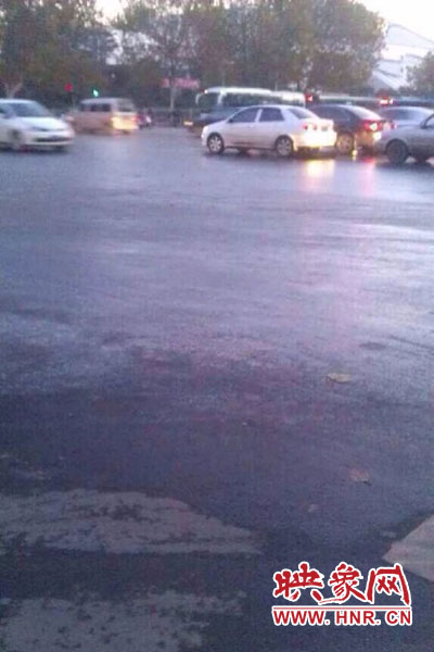 中原路與嵩山路交匯處路面因灑水結(jié)冰。（圖片來自網(wǎng)絡(luò)）