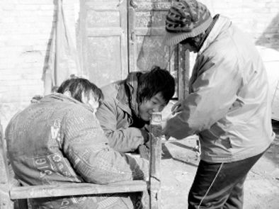 去年年初，武文英和雙胞胎腦癱兒子。圖片來源/《周口晚報(bào)》