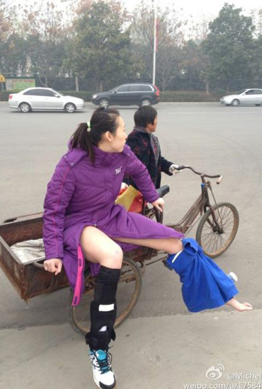 楊婕與朱婷相撞受傷下場(chǎng)-街頭大媽三輪送賓館。