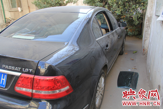 12月12日，鄭州金水區(qū)一小區(qū)汽車車窗被撬