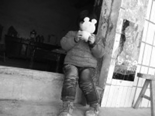 對自己的怪病，依依懵然無知。