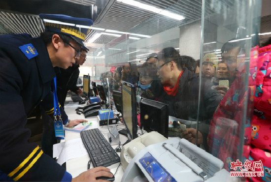 地鐵一卡通的辦理窗口市民排隊(duì)購(gòu)買(mǎi) 地鐵一卡通的辦理窗口市民排隊(duì)購(gòu)買(mǎi)